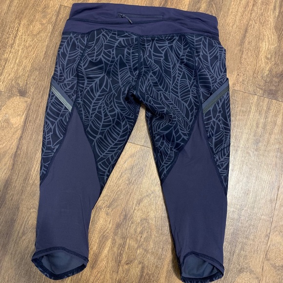 Lululemon Purple Pattern 19” Legging Size 6 - Picture 2 of 3